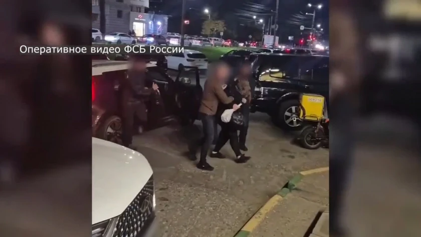 Получала процент с украденных миллионов: в Чебоксарах задержали девушку-курьера телефон...