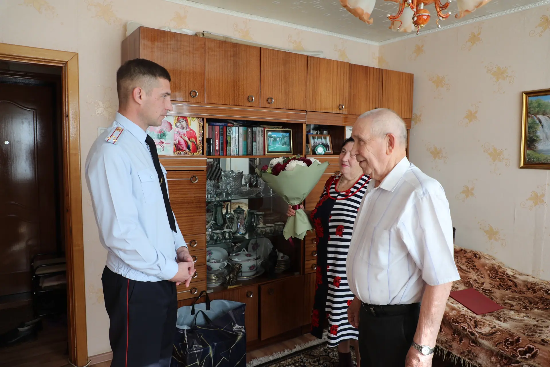 Храня преемственность поколений: в месячник пожилых людей ветерана службы поздравили с ...