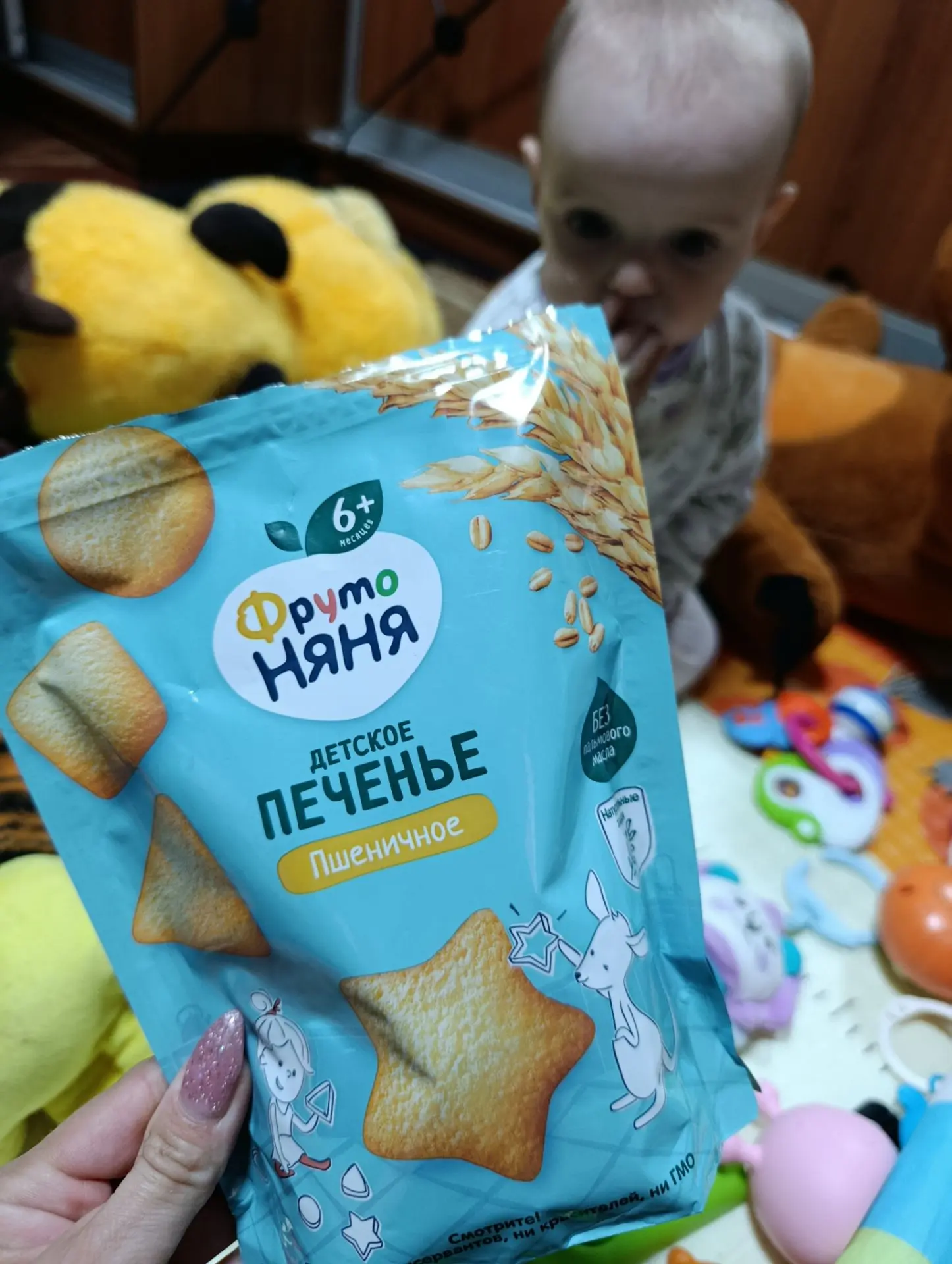 Купили попробовать Дашеньке печенько от 6+ месяцев, ей очень понравилось,топчит сидит))