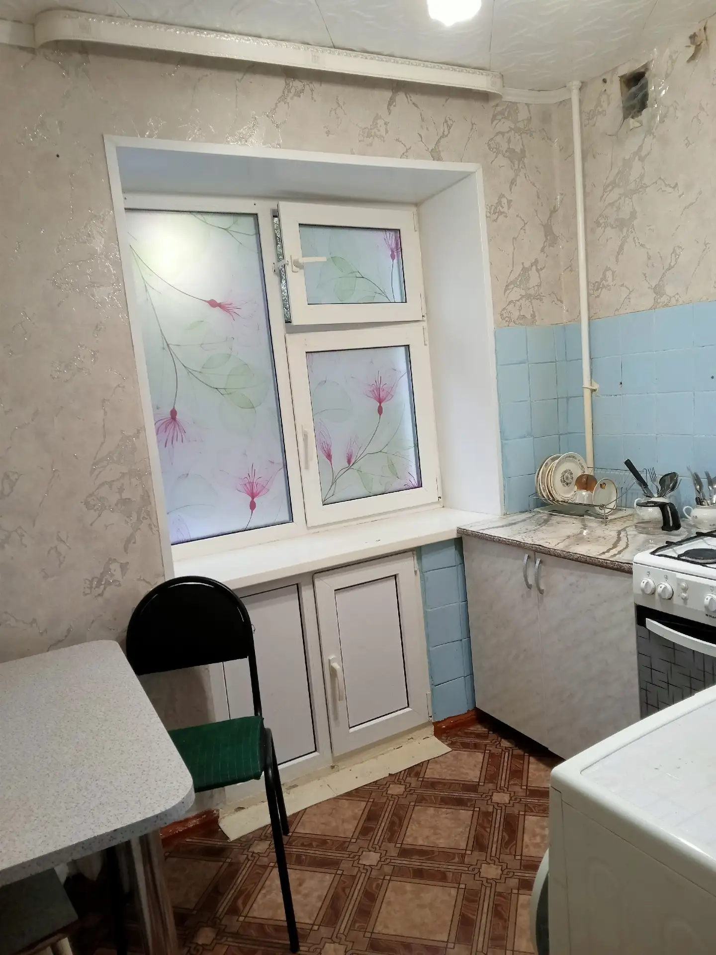 Сдаётся 2ком, Худ -на 111, аккуратная, техника, холодильник, мебель необходимая. Без за...