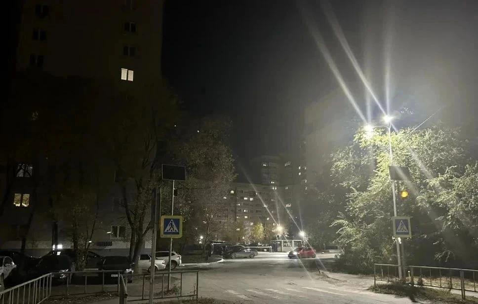 На Мысу спустя полгода зажгли фонари на тротуаре вдоль дома Беляева, 29