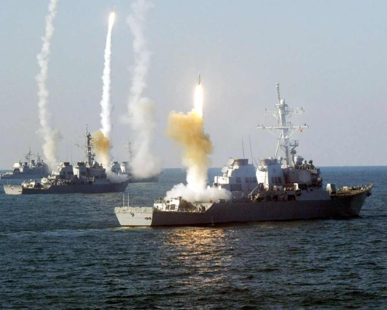 ⚡️ Американцы загружают на военные корабли, находящиеся недалеко от Ирана, ракеты больш...