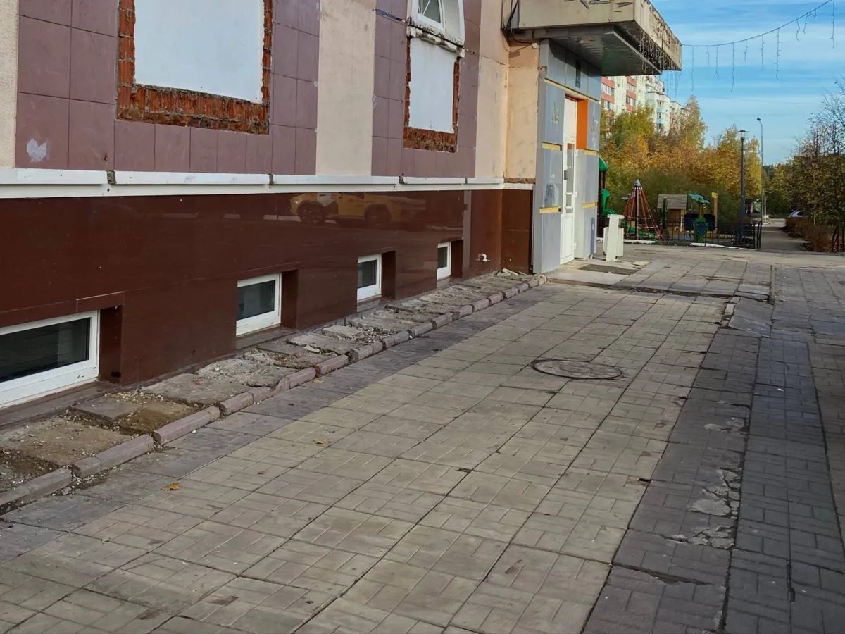 Около Дикси убрали киоск, где раньше располагалась овощная лавка. Теперь ничто не скрыв...