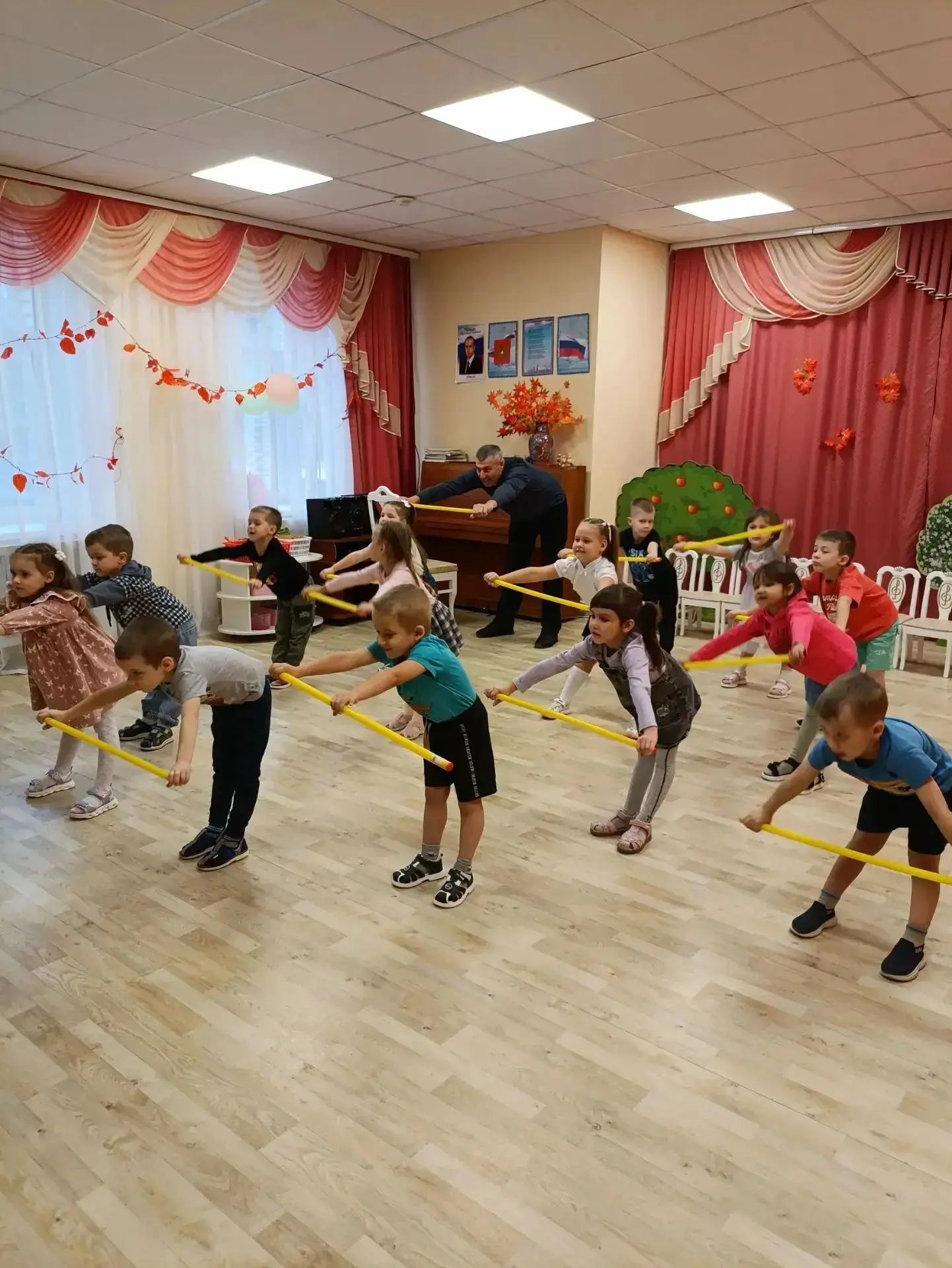Утренняя зарядка с папой 👯‍♀— это всегда маленькое приключение! ✨