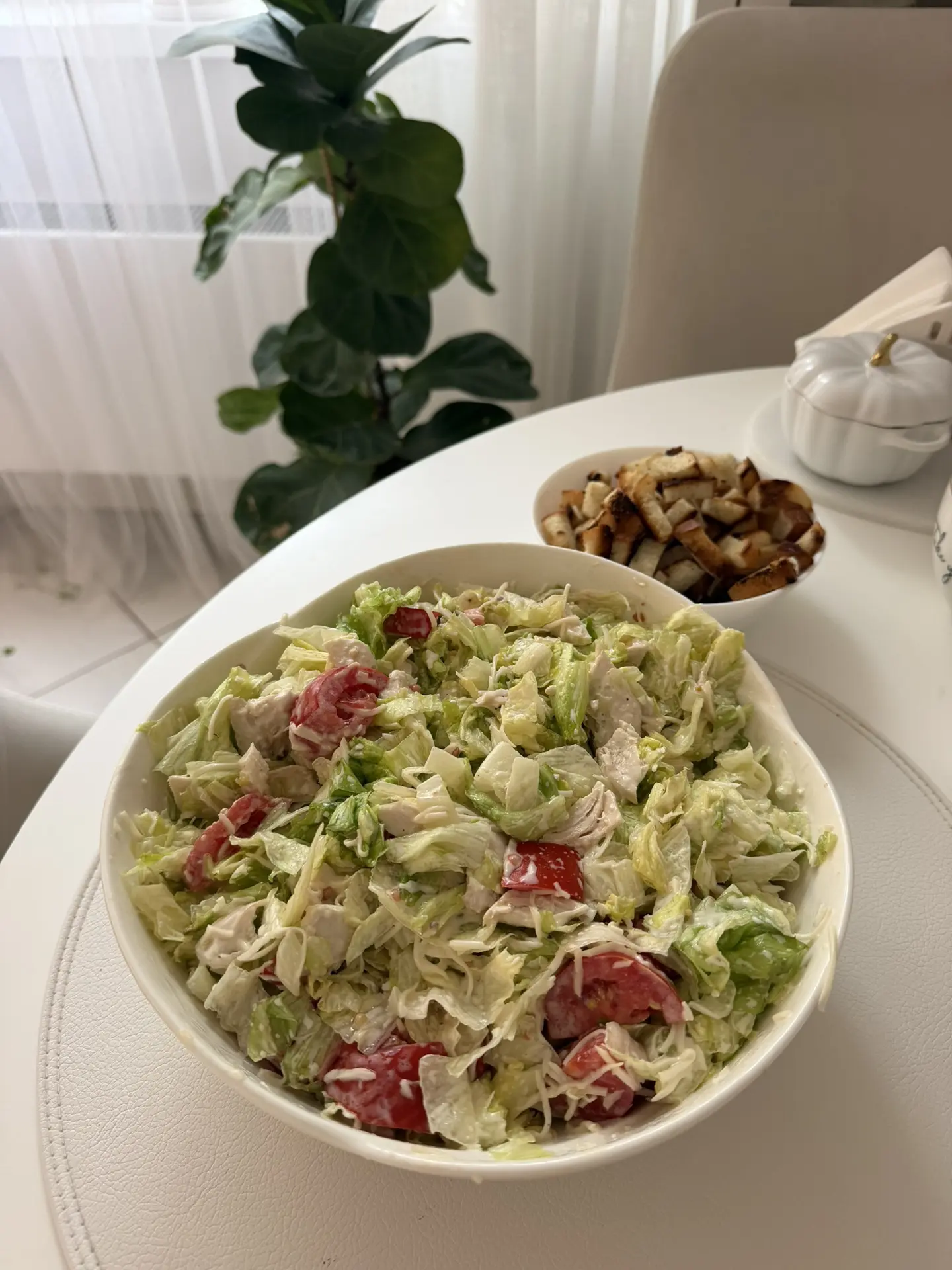 Сегодня у нас домашний борщ и Цезарь🌱