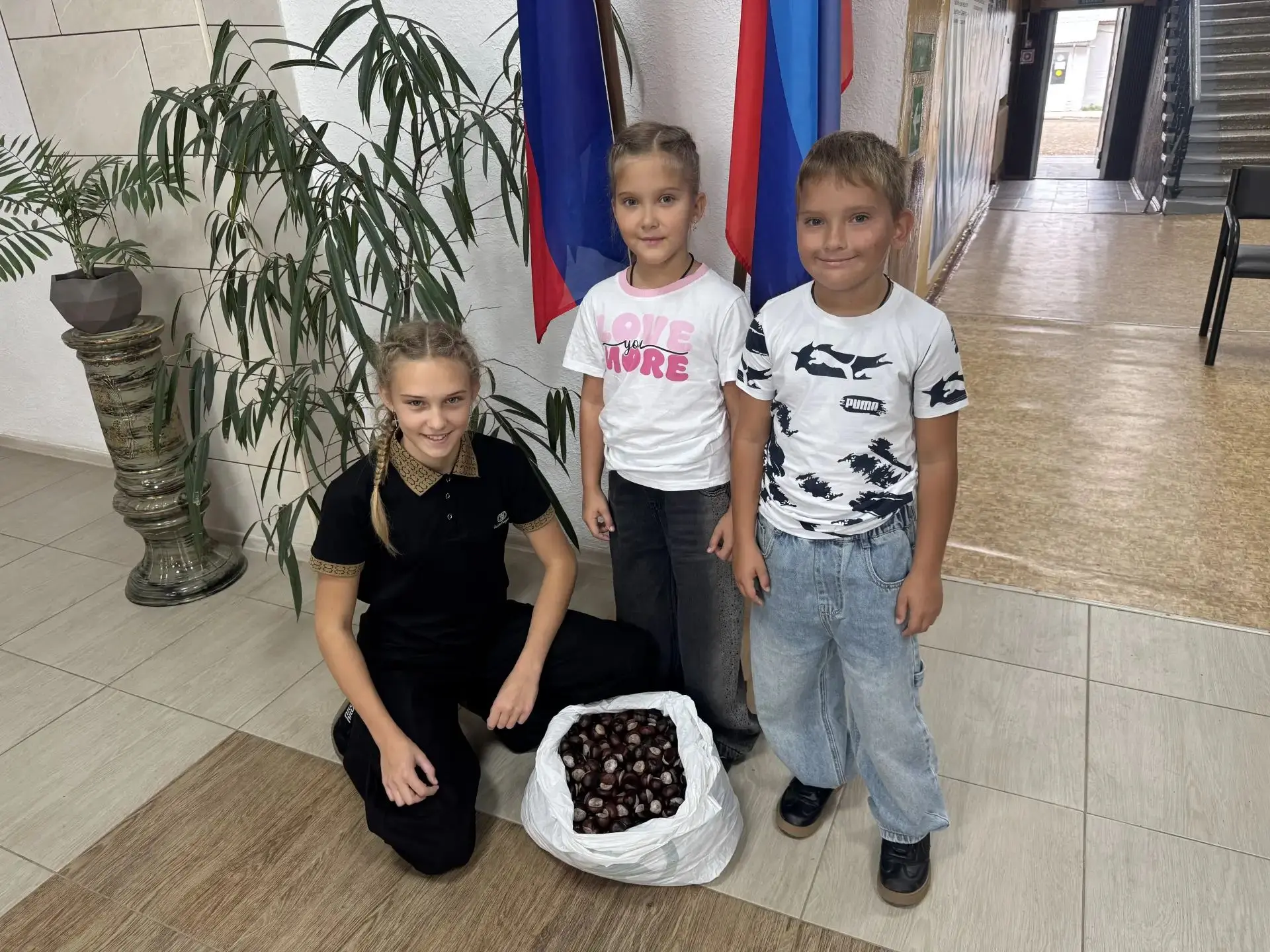 🌰 Наши обучающиеся продолжают собирать каштаны! 🍂Осень — прекрасное время для добрых ...