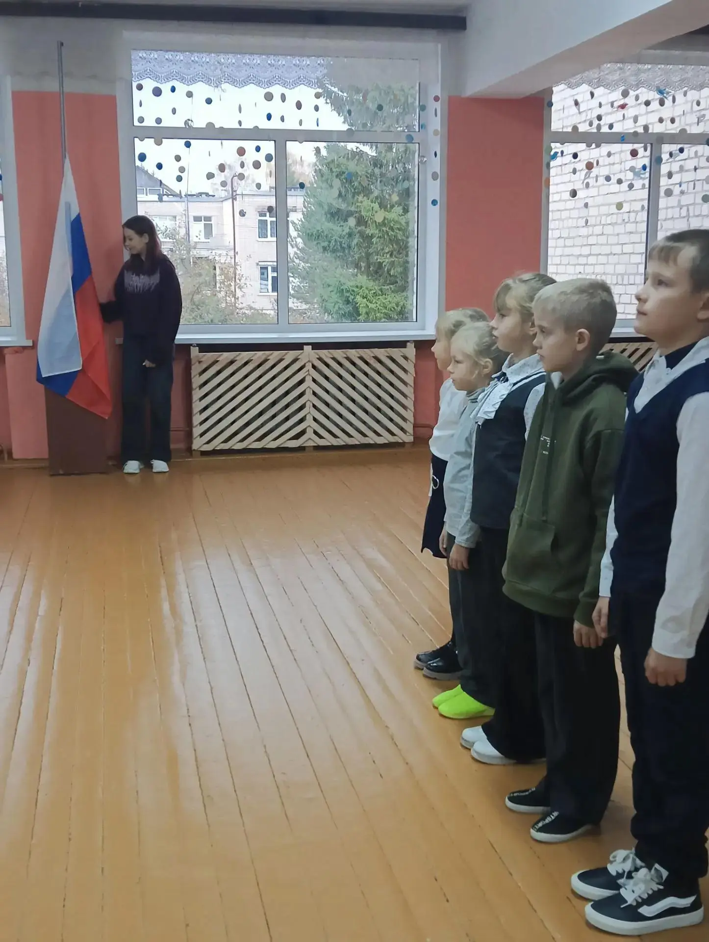По традиции новая неделя открывается церемонией поднятия государственного флага и звуча...