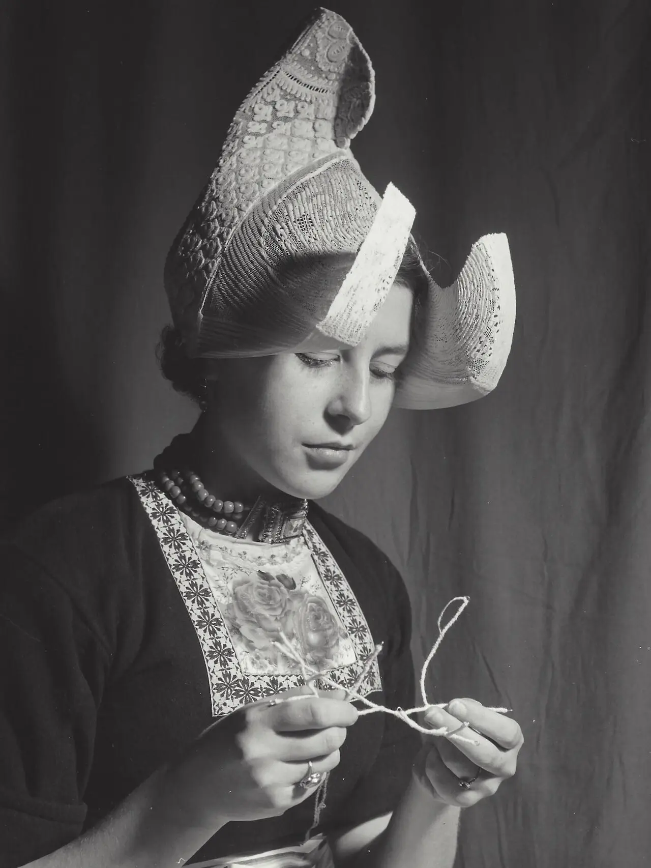 «Девушка в костюме из Волендама», Голландия, ок. 1954-1959 гг.