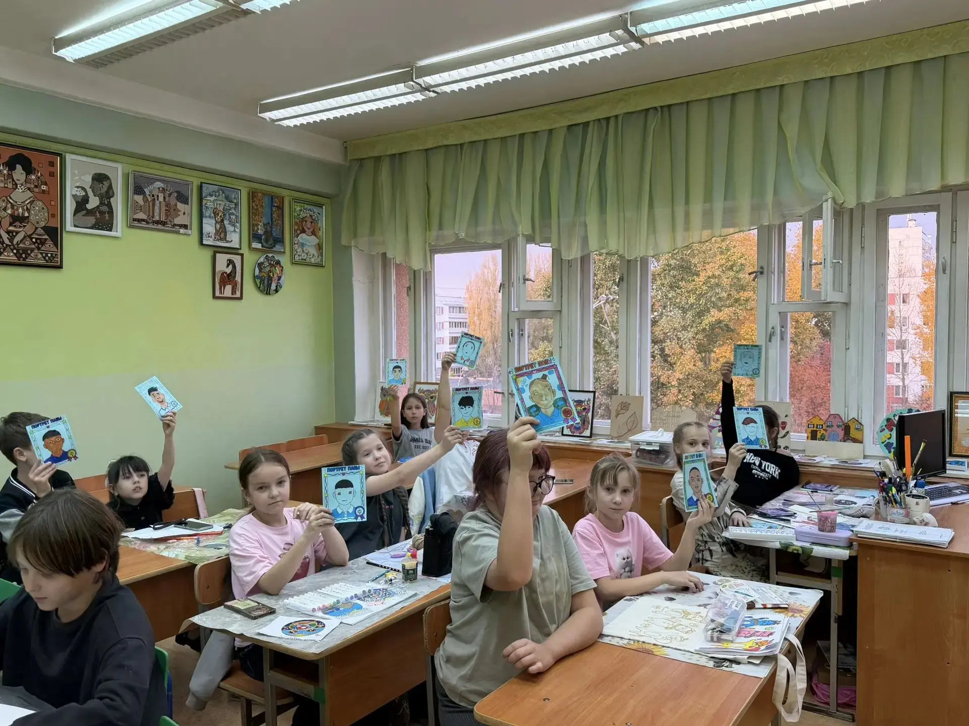 Юные художники объединения «Кладезь идей» создали трогательные портреты для пап в предд...