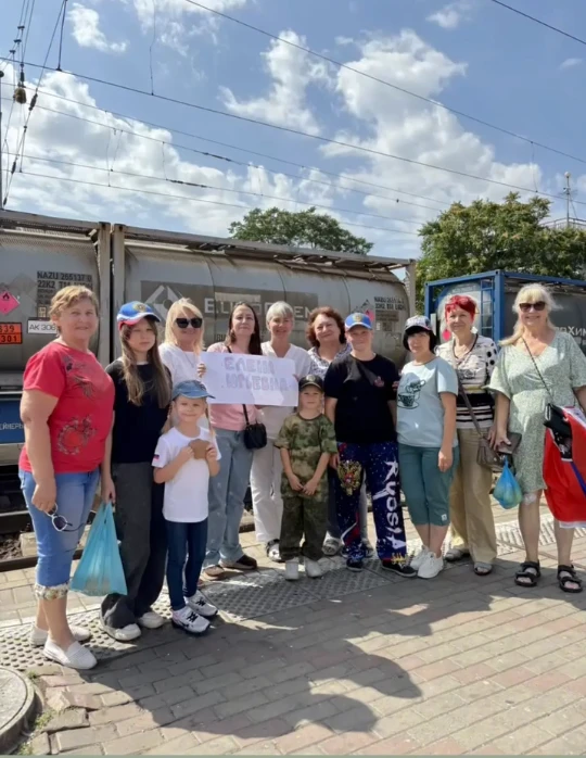 🚂 В Кавказском районе волонтёрская группа «Под покровом» регулярно встречает железнодо...