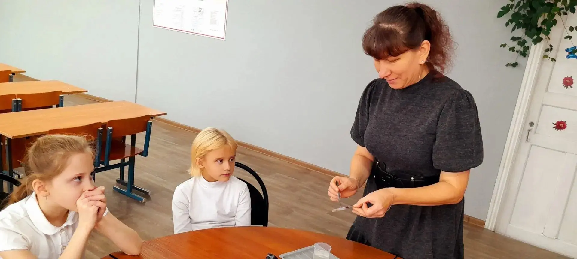 🔬Сегодня обучающиеся 3 класса на биологическом кружке вместе с учителем биологии учили...