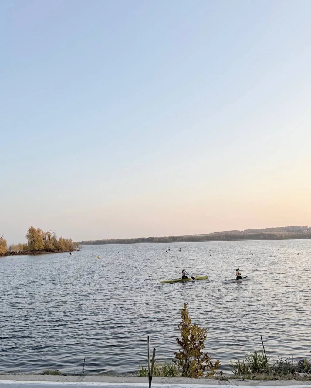 Суровый Челябинский спорт! Гребут, пока вода льдом не покроется 😃 Но малышню нашу уже ...