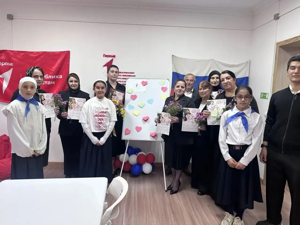 Активисты Движения Первых поздравили работников Дома детского творчества с Днём работни...