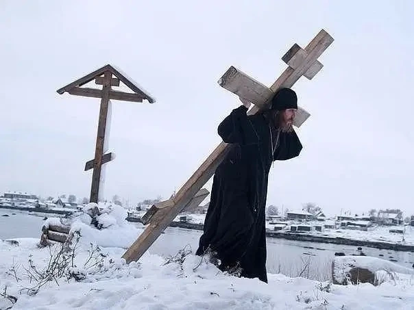 «Все несут свой крест, и вы несёте свой крестик, хоть и одним пальчиком, а всё-таки нес...