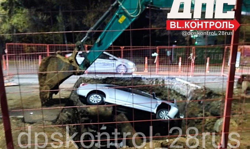 🚨 В Благовещенске на Театральной иномарка угодила в перекоп, а в микрорайоне сбили сам...