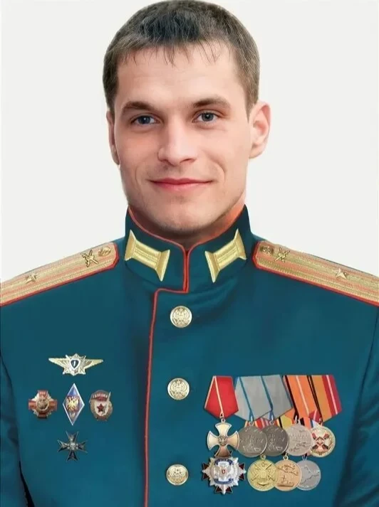 ...ЗАКРЫЛ СВОИМ ТЕЛОМ СОСЛУЖИВЦА, ПЫТАЯСЬ СПАСТИ ЕГО ЖИЗНЬ ЦЕНОЙ СОБСТВЕННОЙ. СВЕТЛОЙ П...