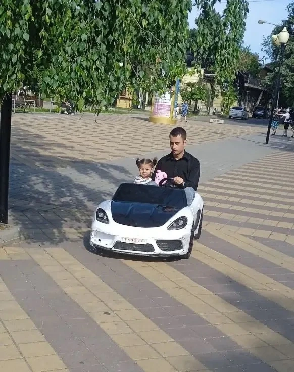 Наш любимый папа, отвезет нас куда угодно, со скоростью света!)