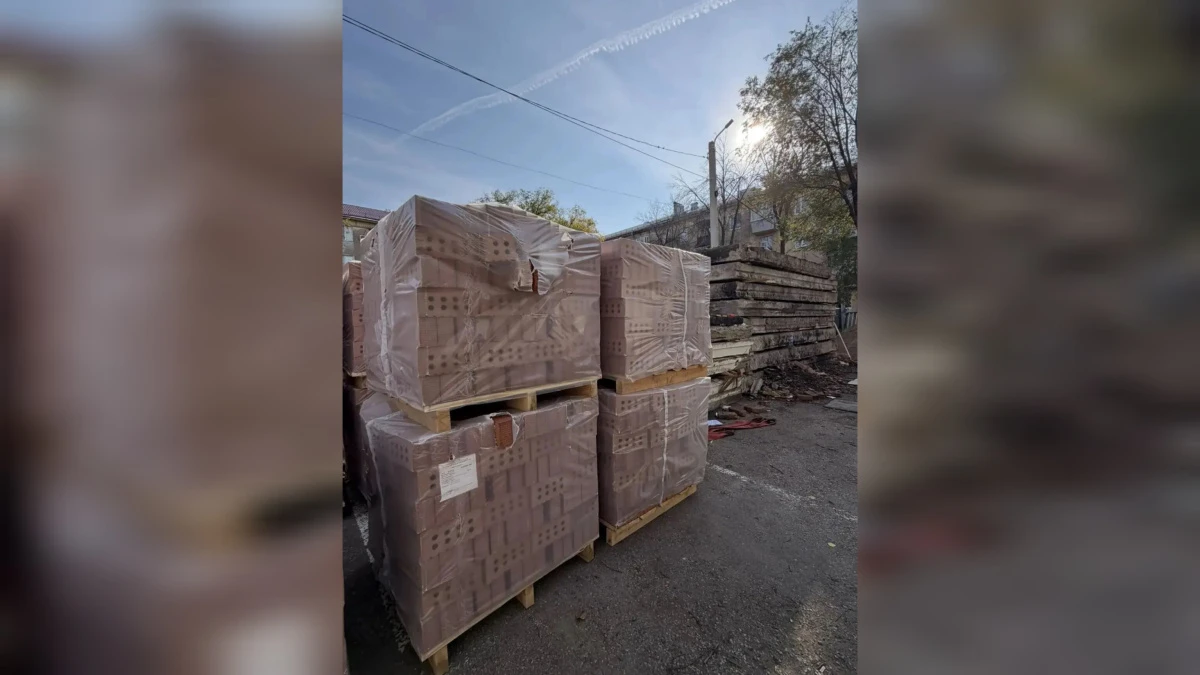 🏗 В Новокуйбышевске продолжается восстановление пострадавшего после атаки беспилотнико...