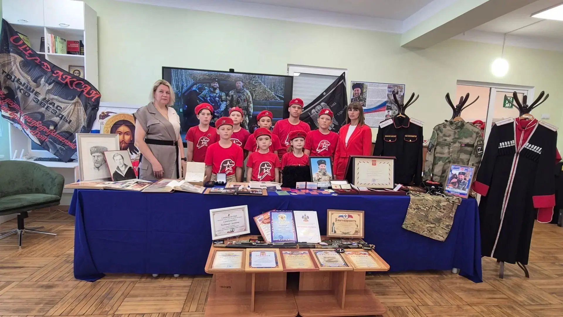 Живая память: юнармейский отряд «Донцы» встретился с вдовой Героя России Владимира Гавр...