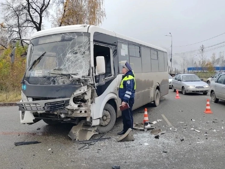 Под Берёзовским грузовик врезался в рейсовый автобус: медики осматривают восьмерых пасс...