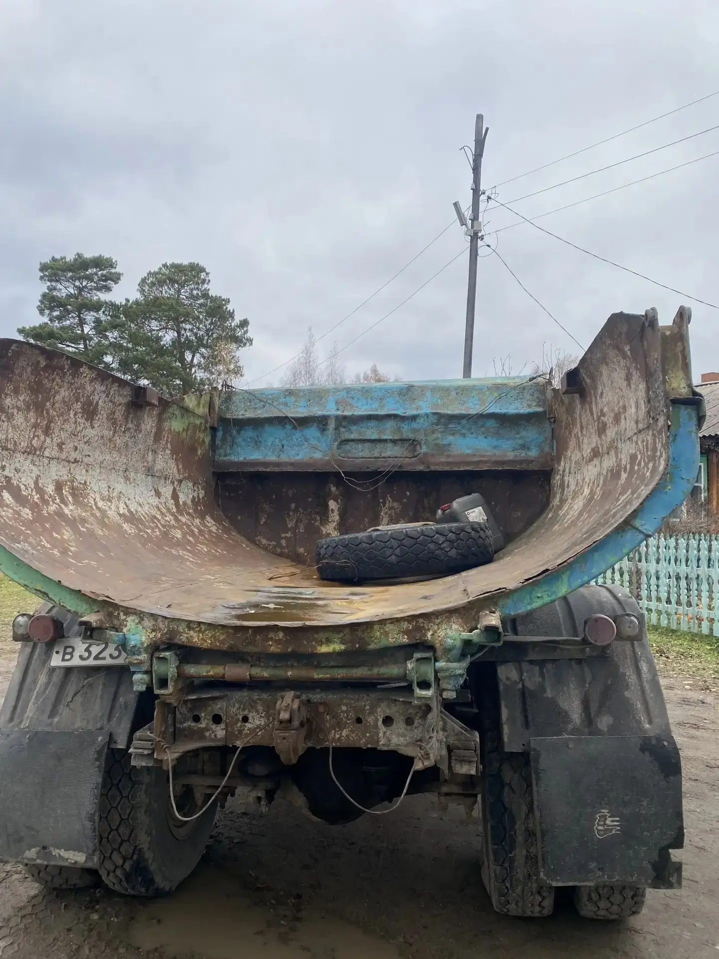 Всем здравствуйте обменяю легенду  зил с красивыми номерами на ваше авто! Тел 89528830480