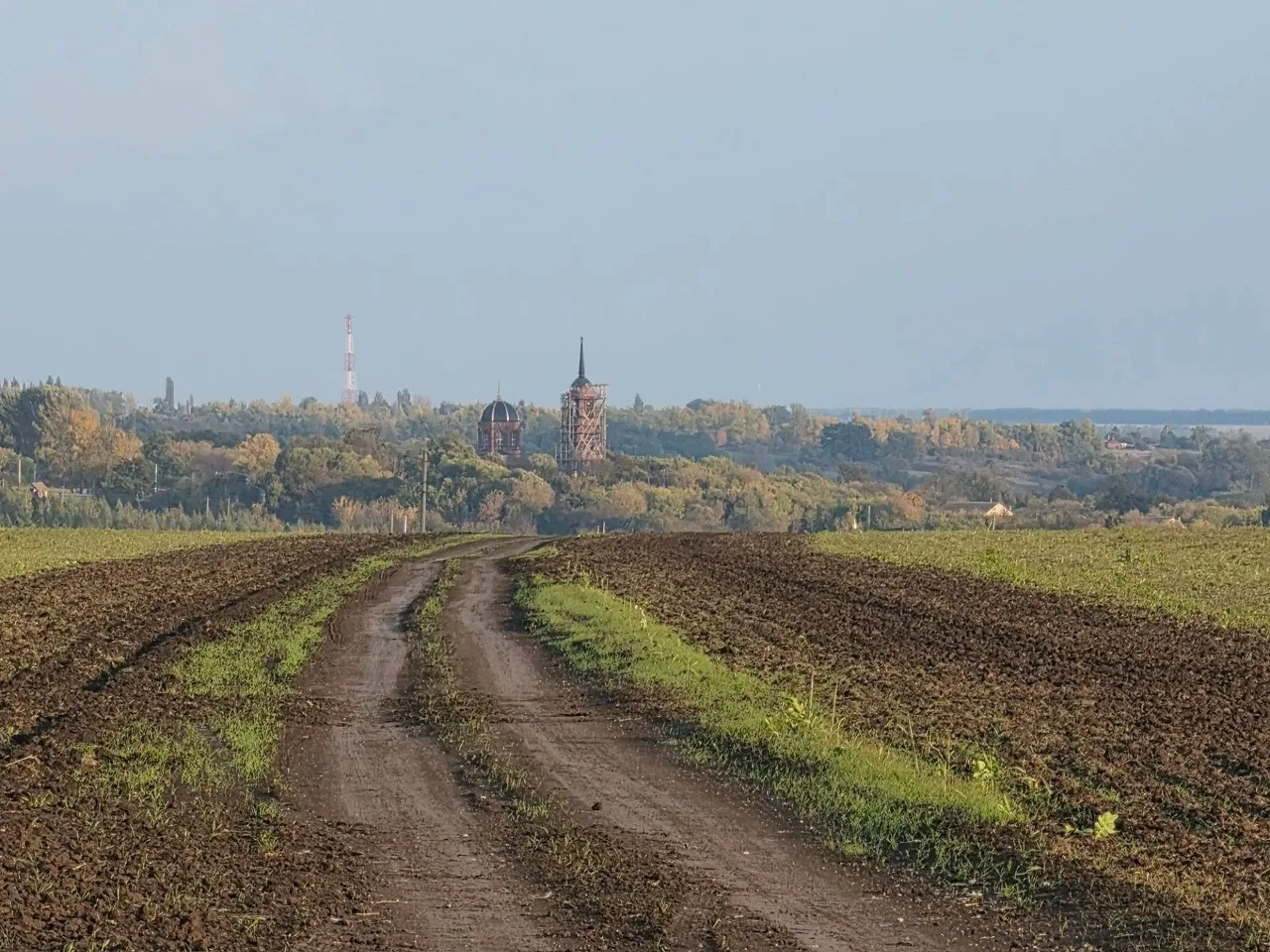 Красивый осенний пейзаж. Старожилы говорят, что раньше храм служил маяком для путников....