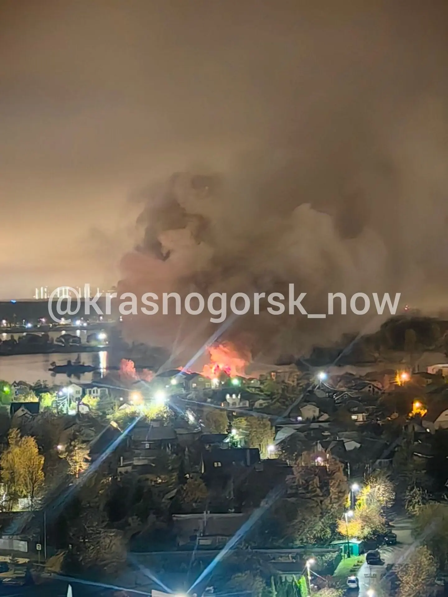 🔥 В подмосковном Красногорске пожарным расчетам удалось локализовать пожар на территор...