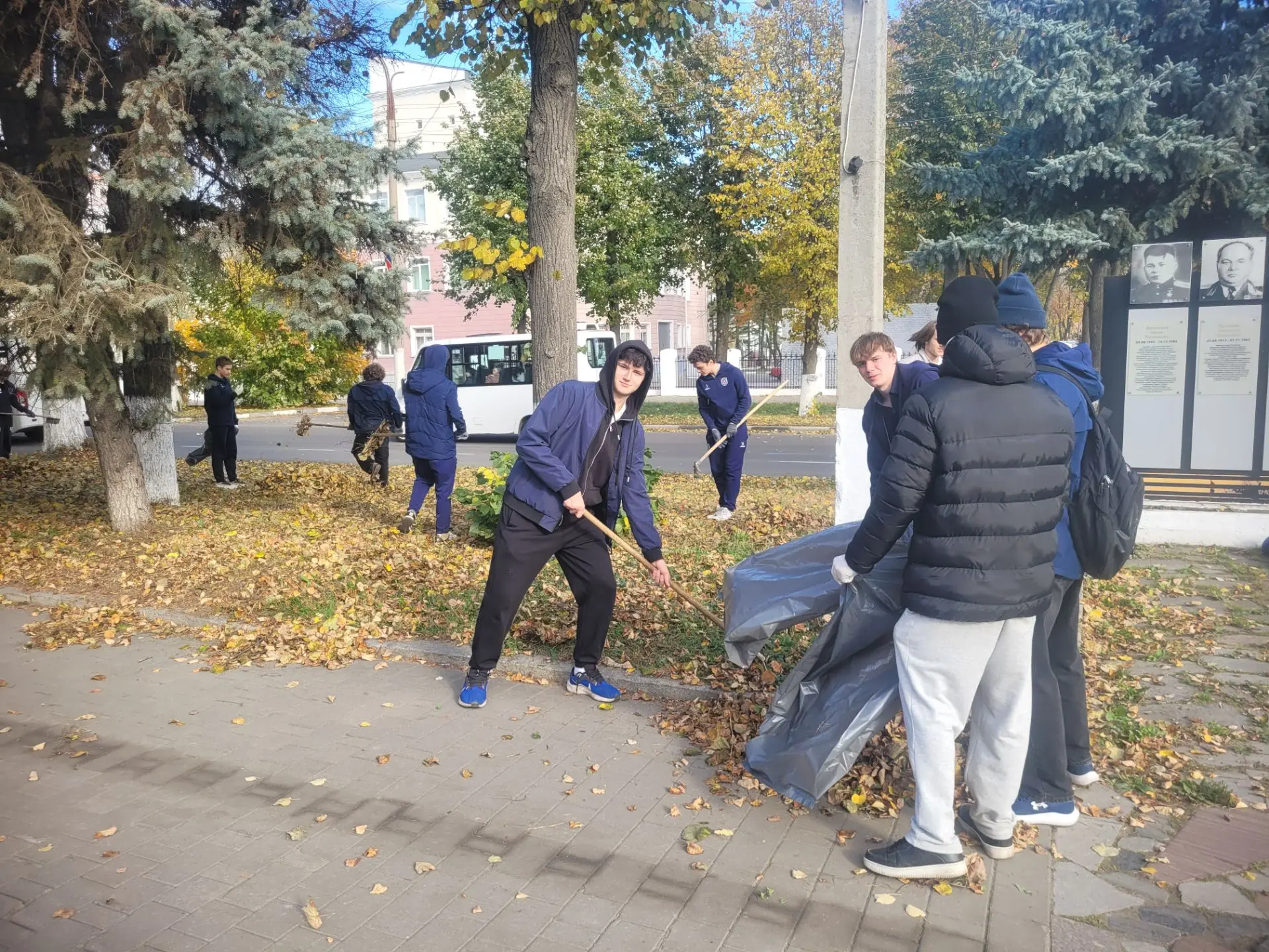 9 октября 10с класс принял участие в городском субботнике. Ребята убирали  улицу Москов...