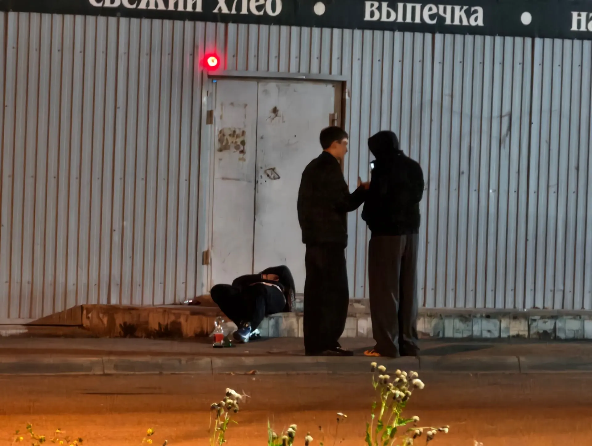 Молодежь отдыхает. Снимает на телефон пьяного друга.