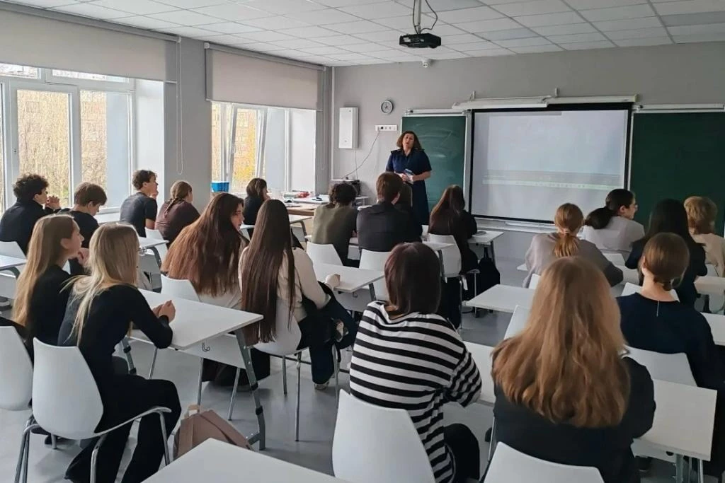 Сотрудники ИК-18 провели профориентационную встречу со старшеклассниками школы п. Молочный