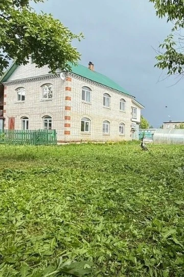 ПРОДАЕТСЯ Дом кирпичный 2этажа, 130.кв.м... Все коммуникации, электричество,вода отопле...