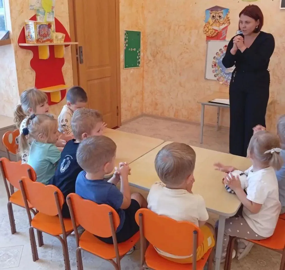 Для ребят младшей группы "Капелька" провели  важную беседу «Мы за мир на всей планете» ...
