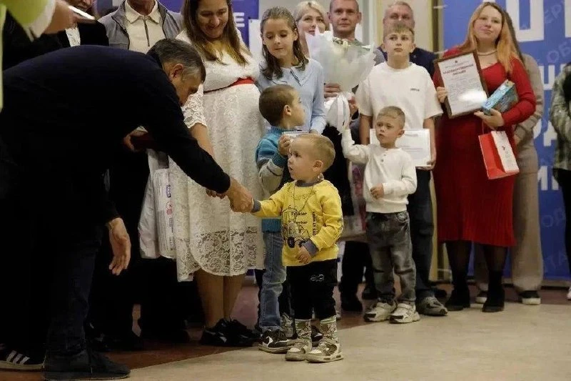 👨‍👩‍👧‍👦 Многодетные семьи Запорожской области наградили орденами II степени