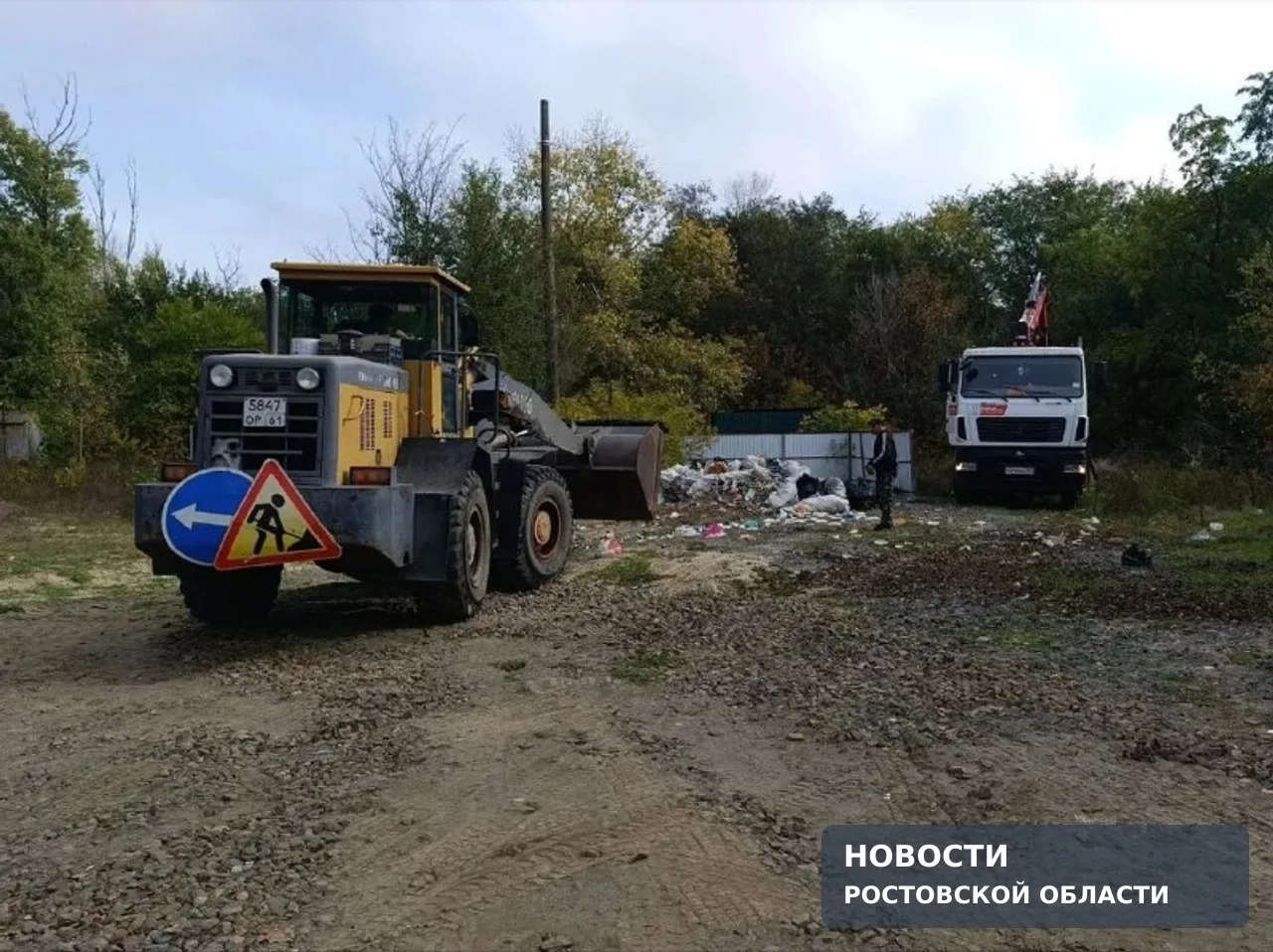 Коммунальщики и волонтёры проводят большую уборку в Азове