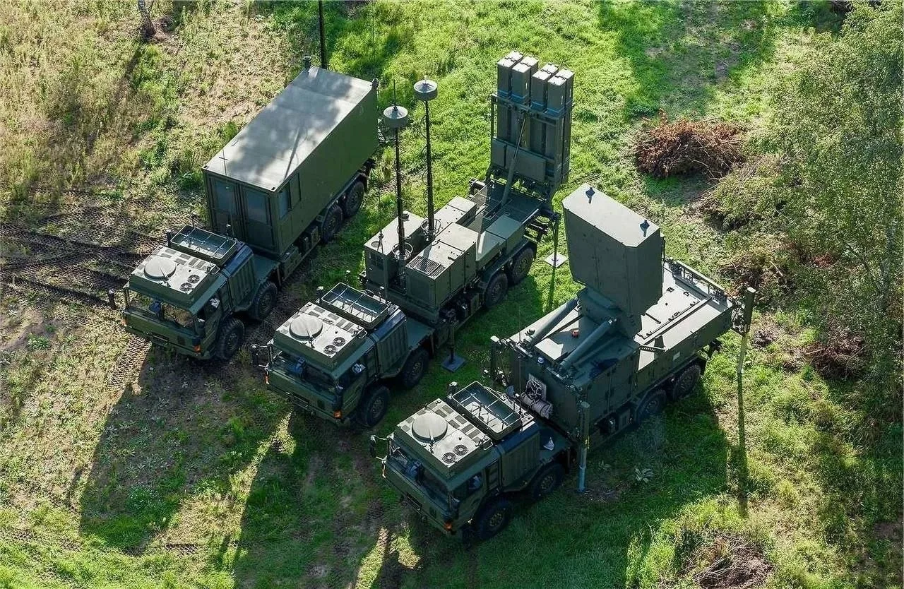 Удары реактивных "Герань-4 сикер" по РЛС П-18 во время выхода на позицию возле села Пер...