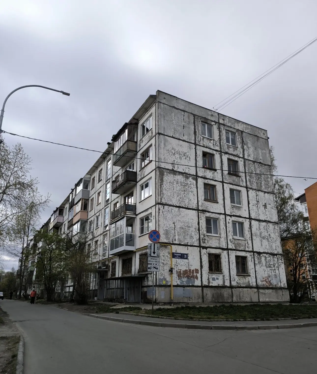 В Петрозаводске на девушку упал кусок штукатурки.