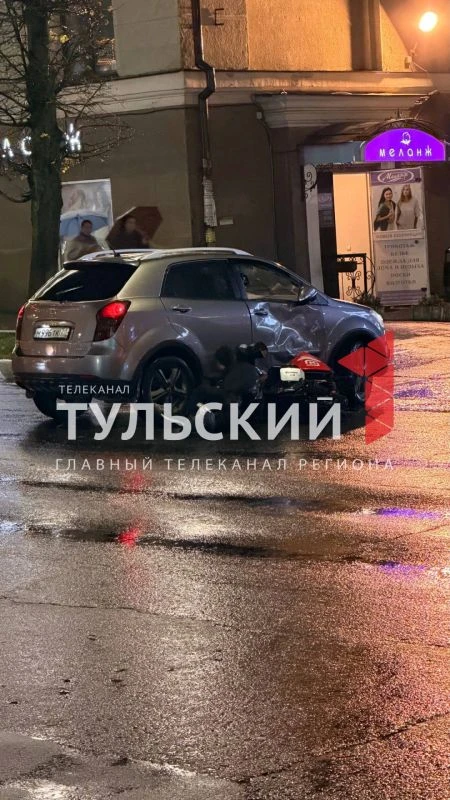 📌 В Туле на улице 9 Мая доставщик врезался в Nissan