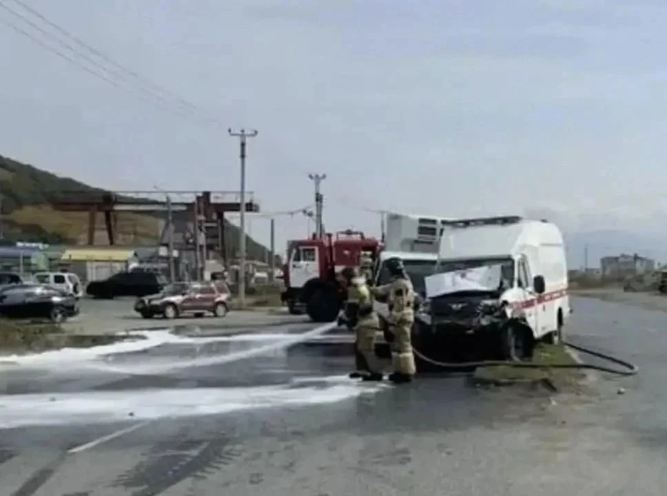 😱 Грузовик снёс скорую в Находке. Четыре человека в больнице.