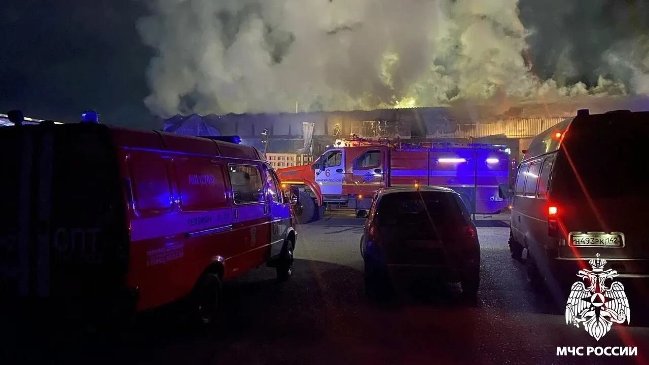 В Новокузнецке на улице Слесарной сгорел склад. Сообщение о пожаре в нежилом здании пос...
