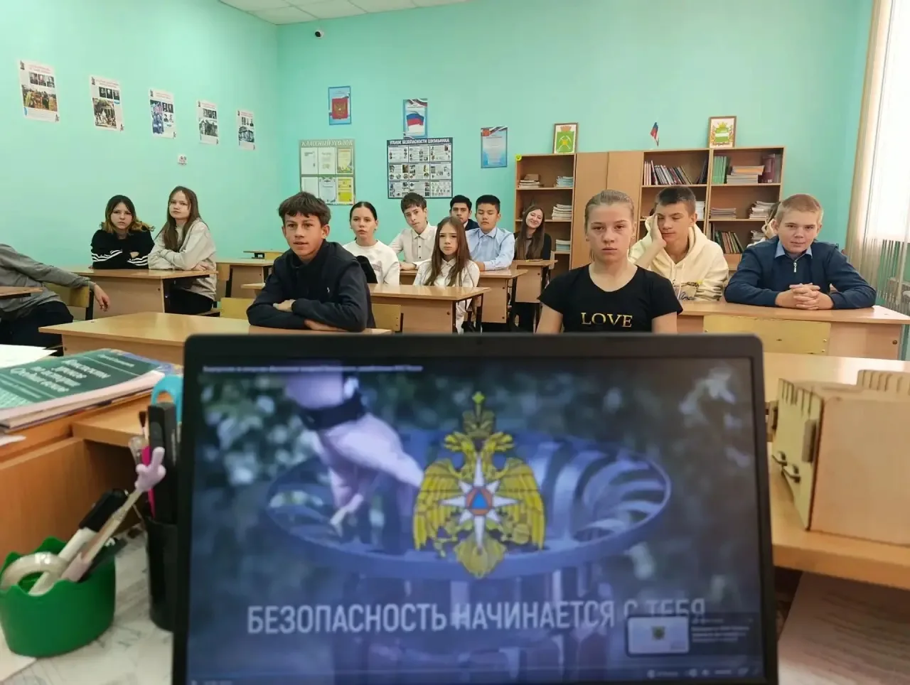 В нашей школе прошли минутки безопасности на тему «Безопасность начинается с тебя».