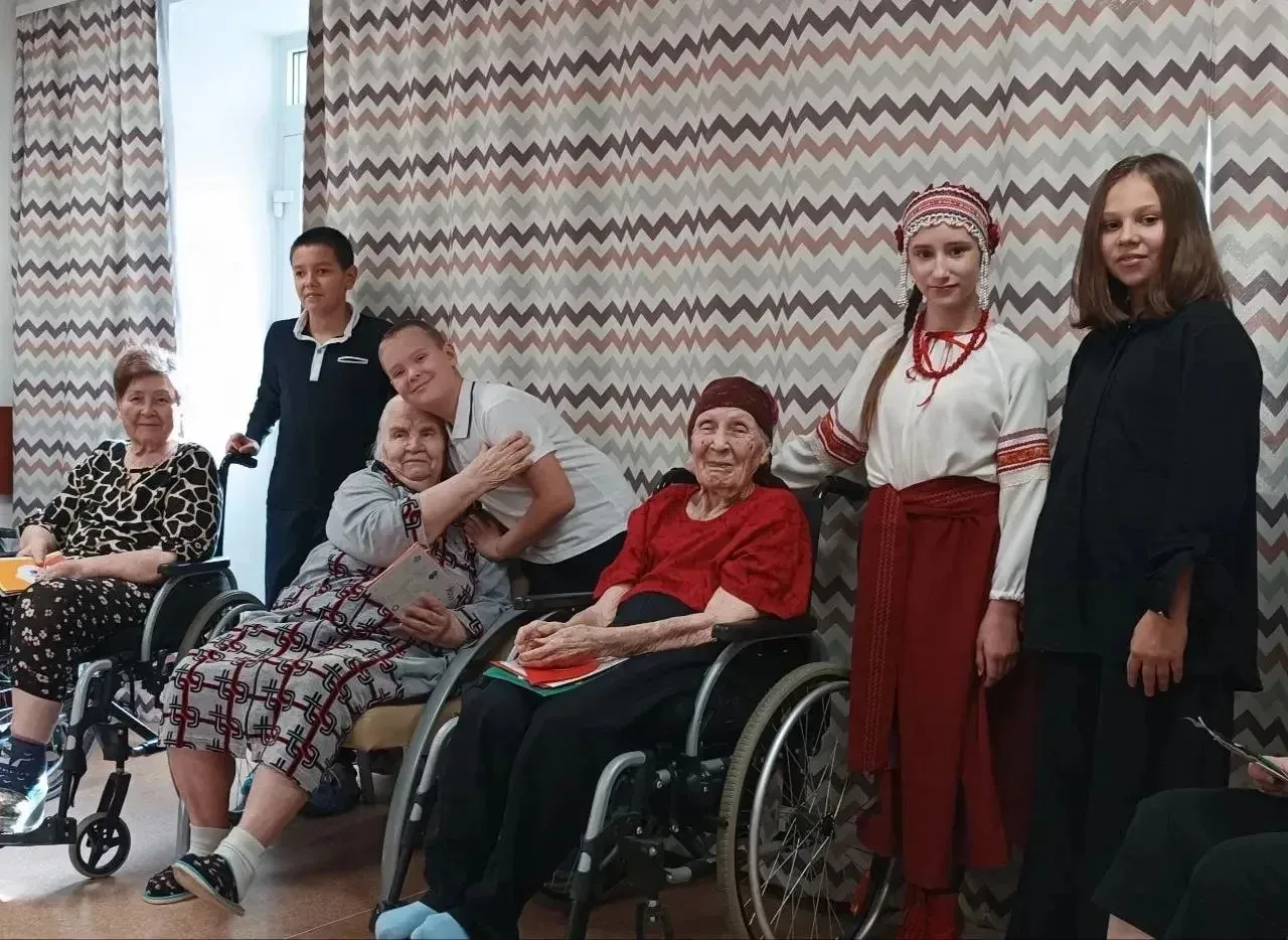 Сегодня ребята из школы № 86 в сопровождении педагога-дефектолога Шмакова О. Н. и учите...