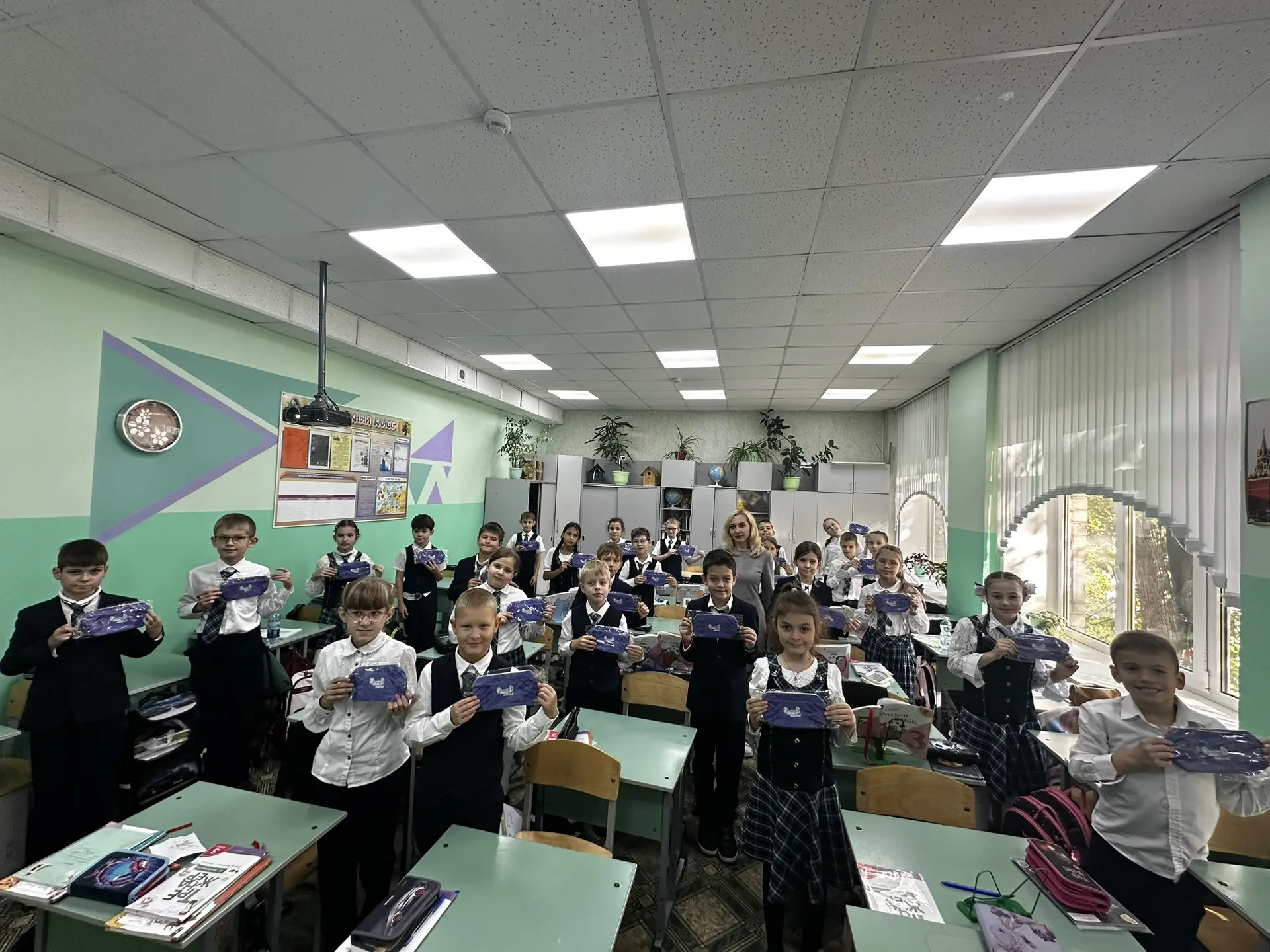 🎈 На торжественной линейке подъема Государственного флага Российской Федерации активис...