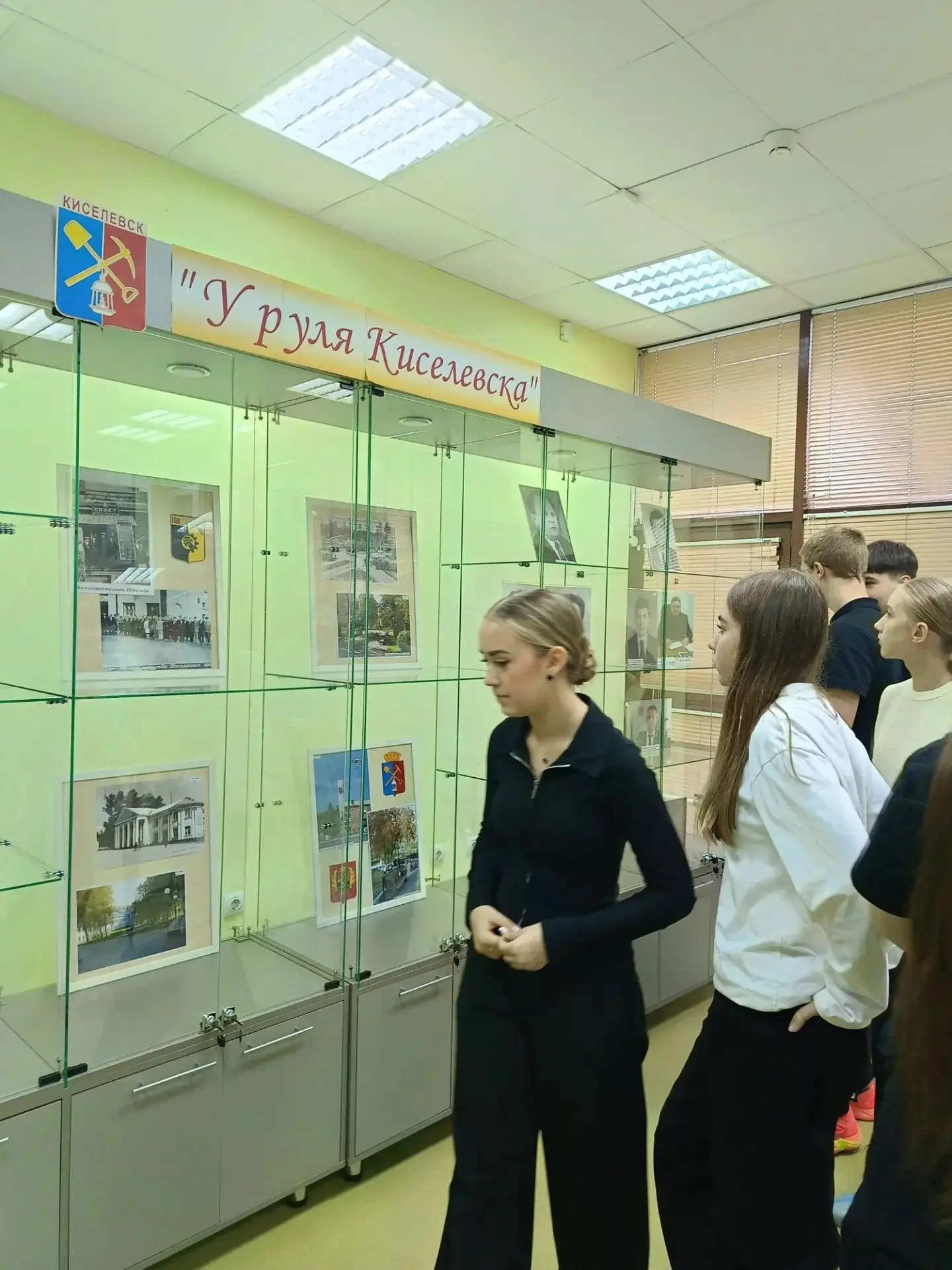Путешествие в прошлое: восьмиклассники побывали в Киселёвском городском архиве.