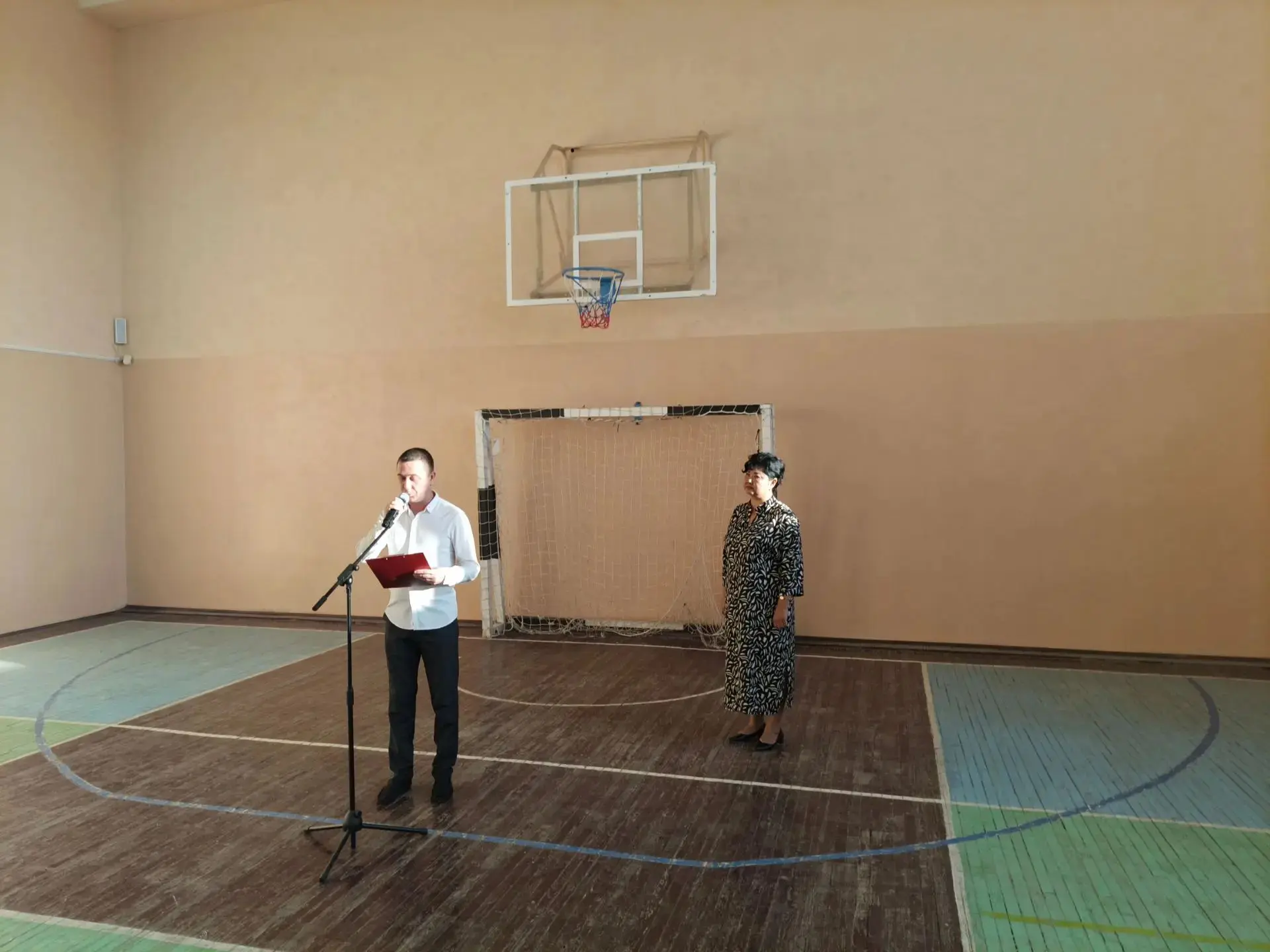 Сегодня утро в нашей школе началось с традиционной линейки, посвященной поднятию Госуда...
