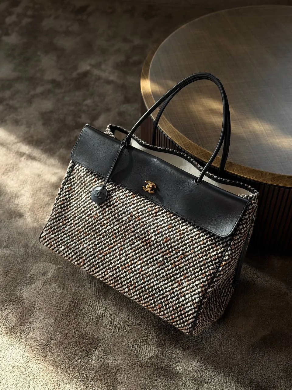 Новая сумка Chanel Large Shopping Bag / XXL Urban Essential Métiers d'Art 2026, пыльник...