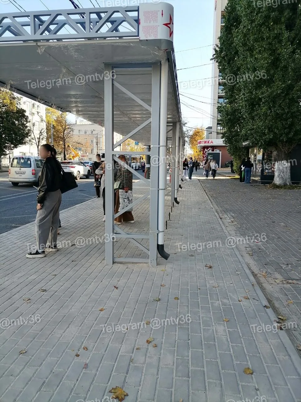 Трубы для слива вывели на тротуар
