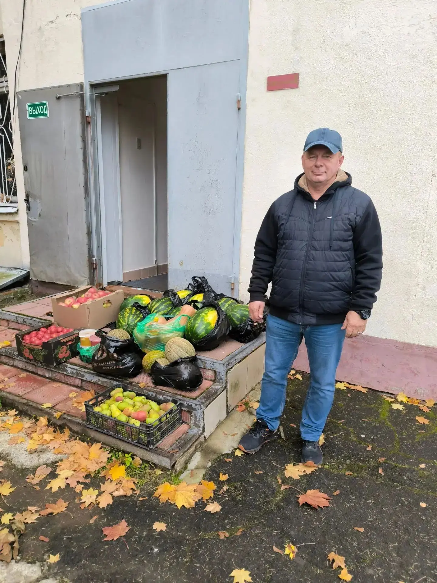 ☀️ Привезли бойцам в госпиталь дыни, арбузы, тыкву, яблоки, груши, помидоры, мёд и аджику.