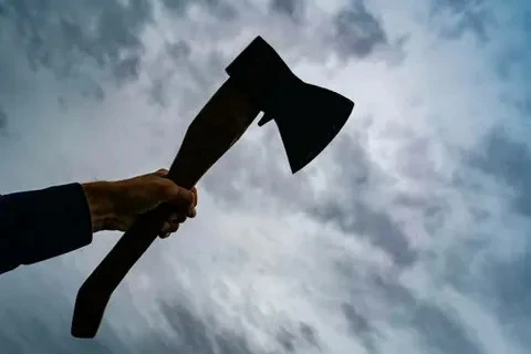 😱🪓 «Ударил топором по голове из личной неприязни»: в Чайковском напали на директора п...