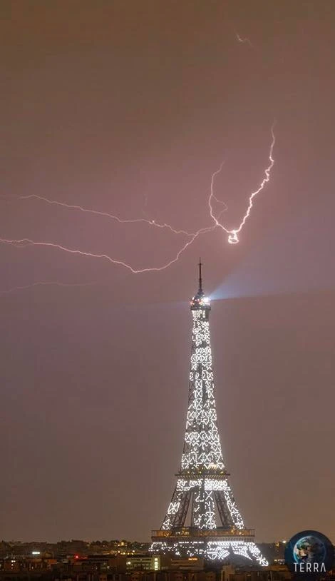 ⚡️ Мощные молнии бьют рядом с Эйфелевой башней в Париже, столице Франции.