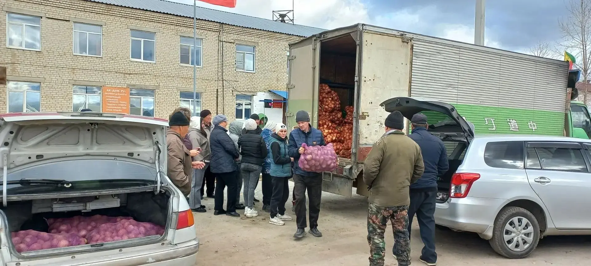Минсельхоз Забайкалья продолжает адресную доставку проднаборов жителям, огороды которых...